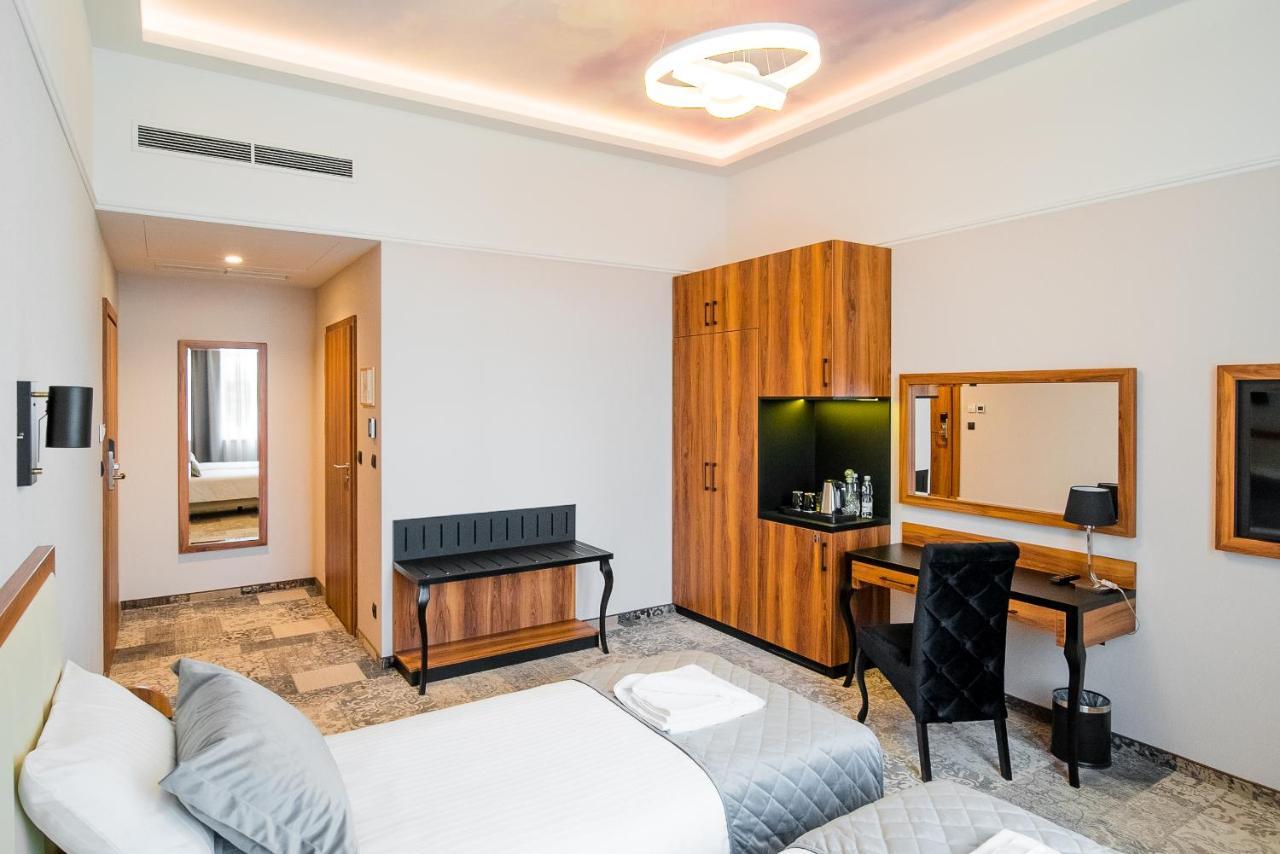 Sky Hotel Krakow Bagian luar foto