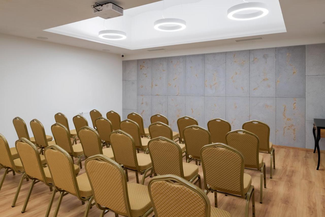 Sky Hotel Krakow Bagian luar foto