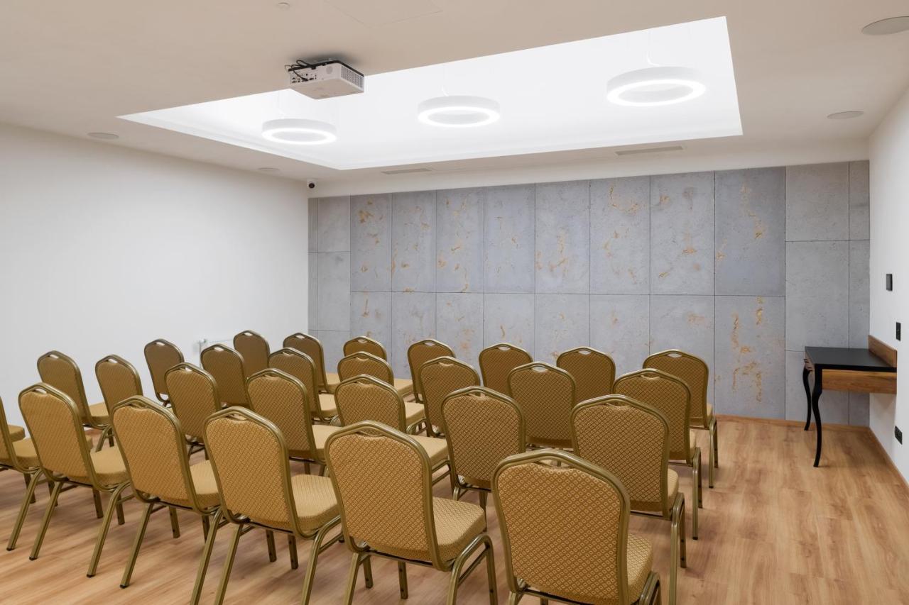 Sky Hotel Krakow Bagian luar foto