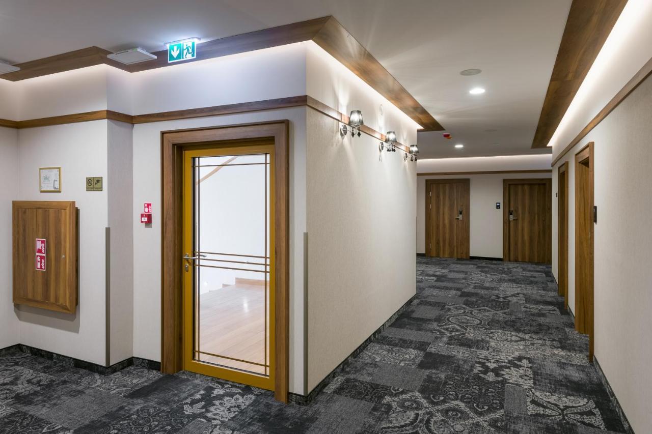 Sky Hotel Krakow Bagian luar foto