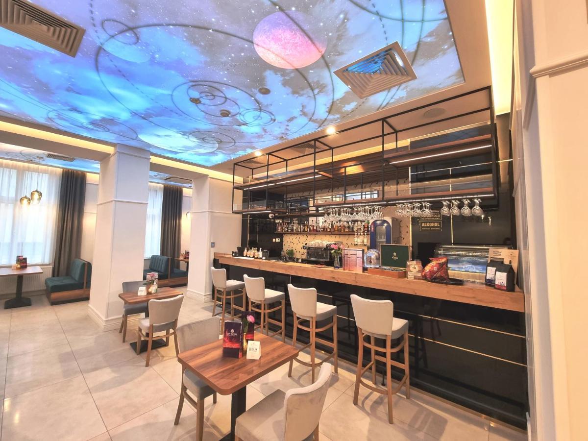 Sky Hotel Krakow Bagian luar foto
