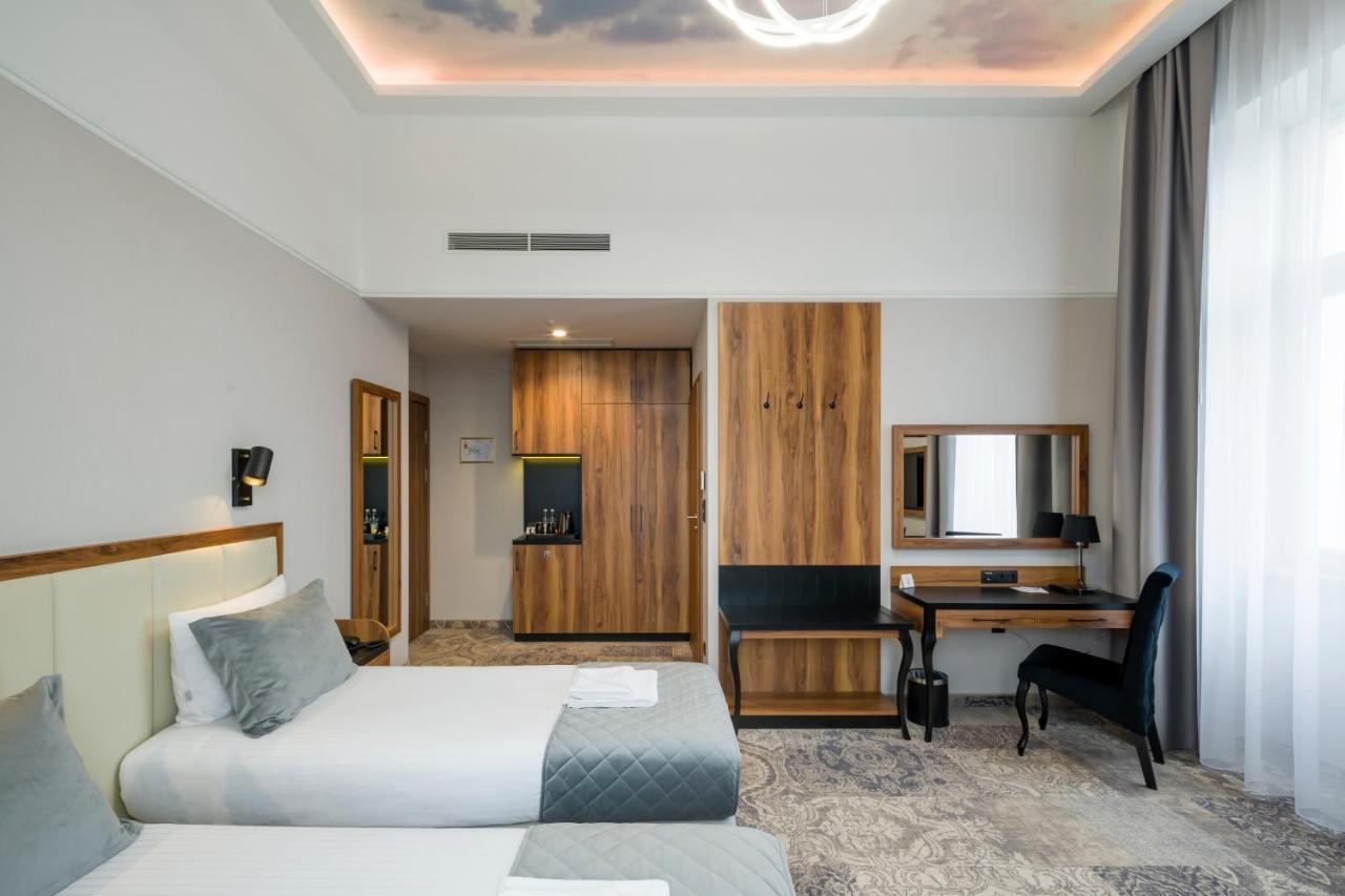 Sky Hotel Krakow Bagian luar foto