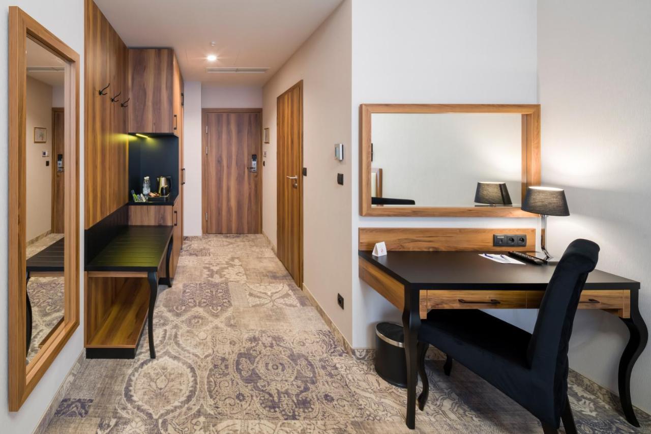 Sky Hotel Krakow Bagian luar foto