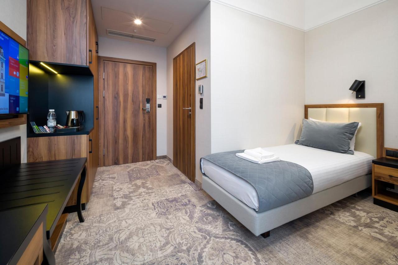 Sky Hotel Krakow Bagian luar foto