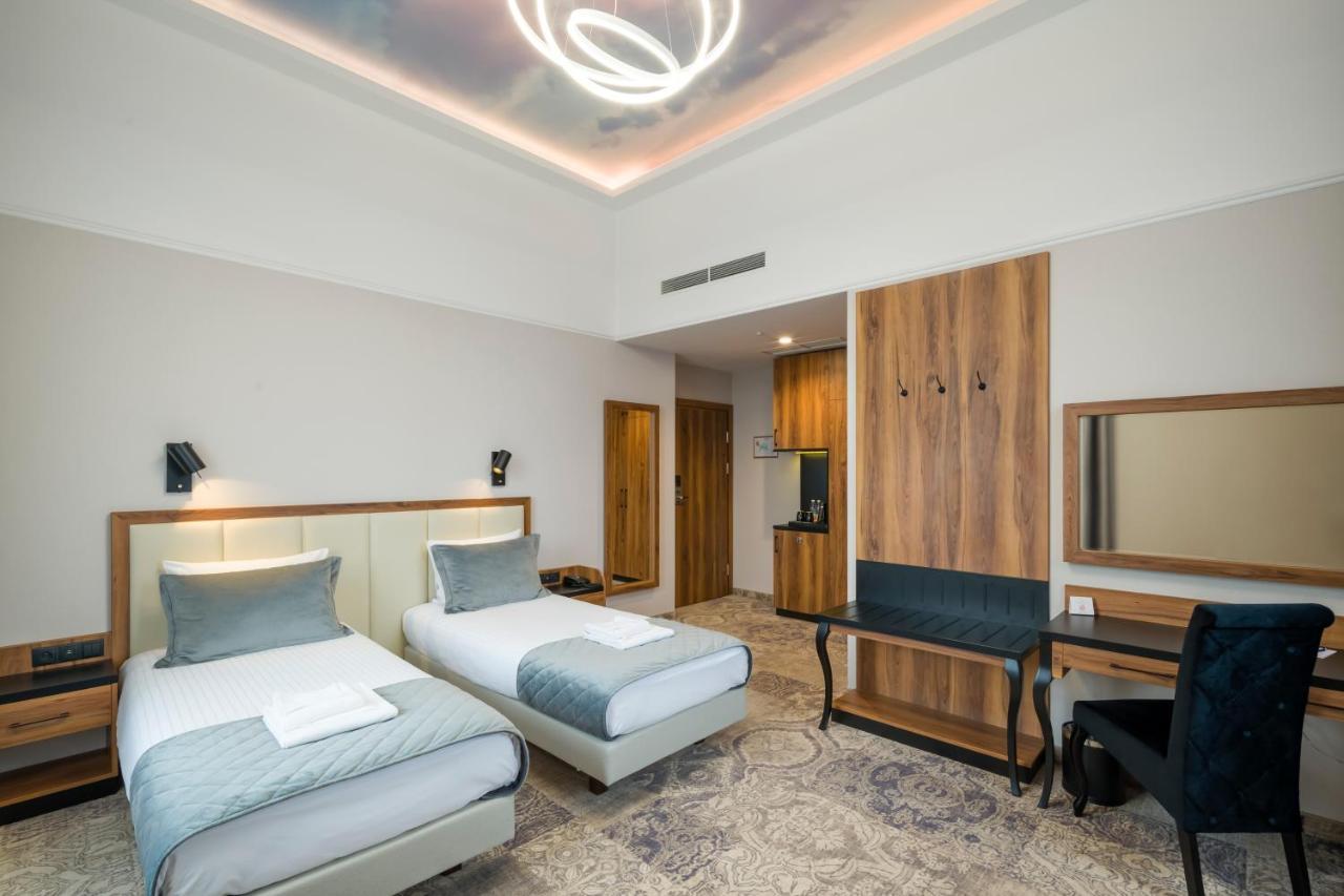 Sky Hotel Krakow Bagian luar foto