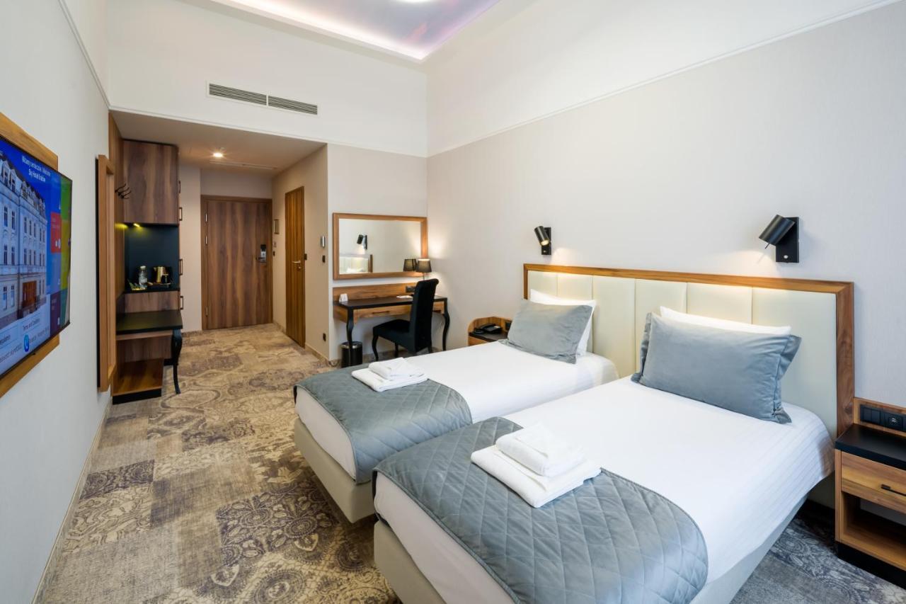 Sky Hotel Krakow Bagian luar foto