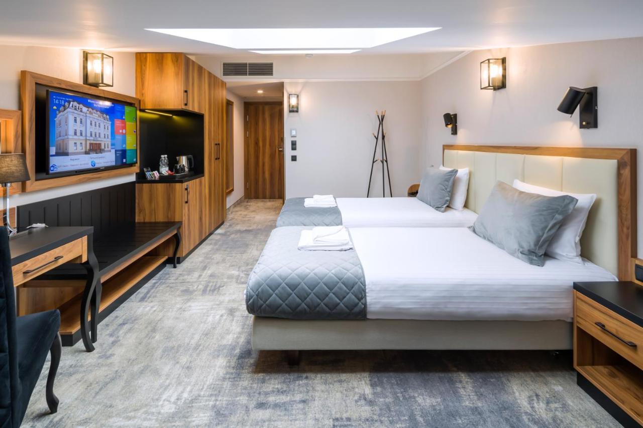 Sky Hotel Krakow Bagian luar foto