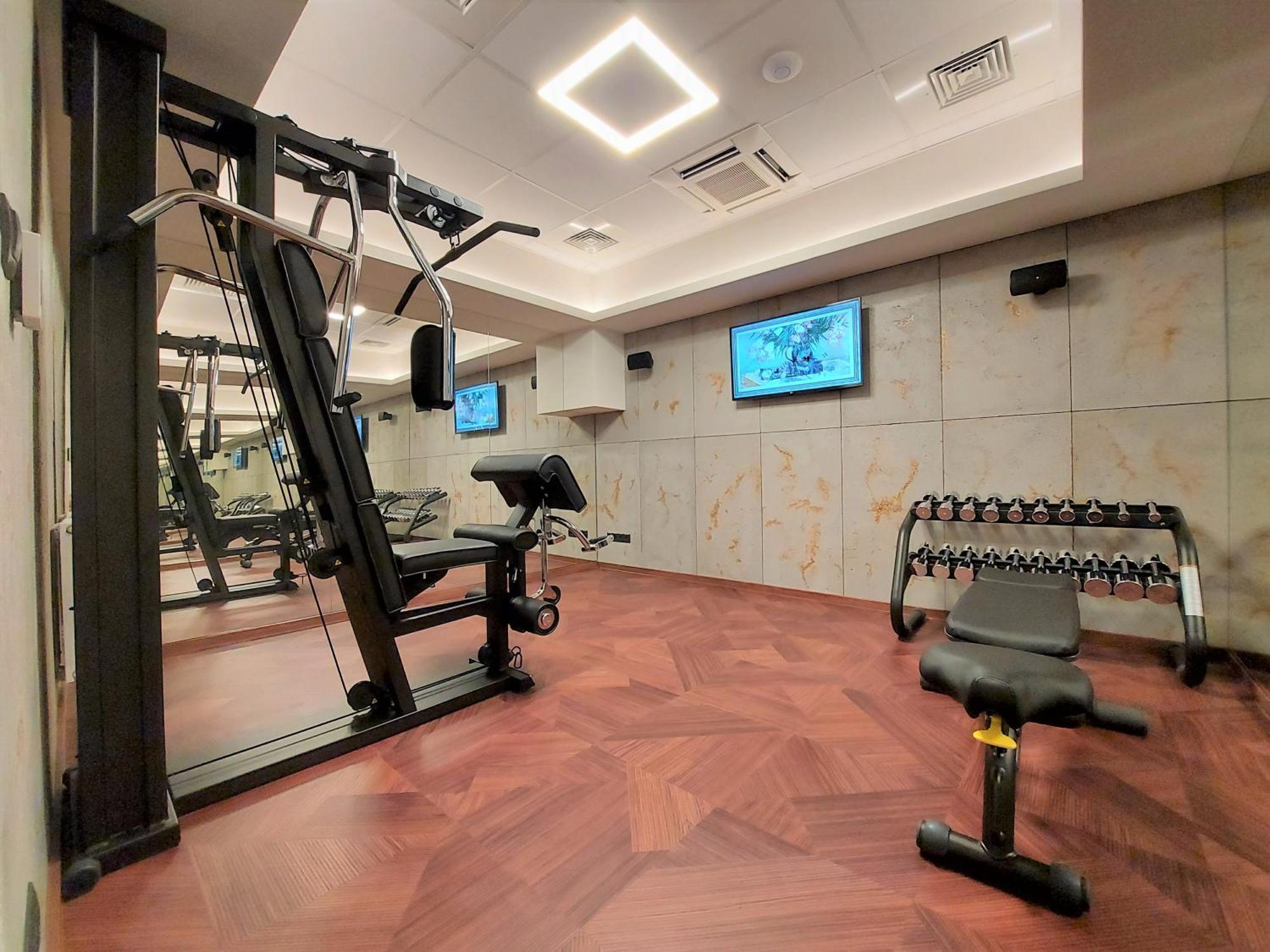 Sky Hotel Krakow Bagian luar foto