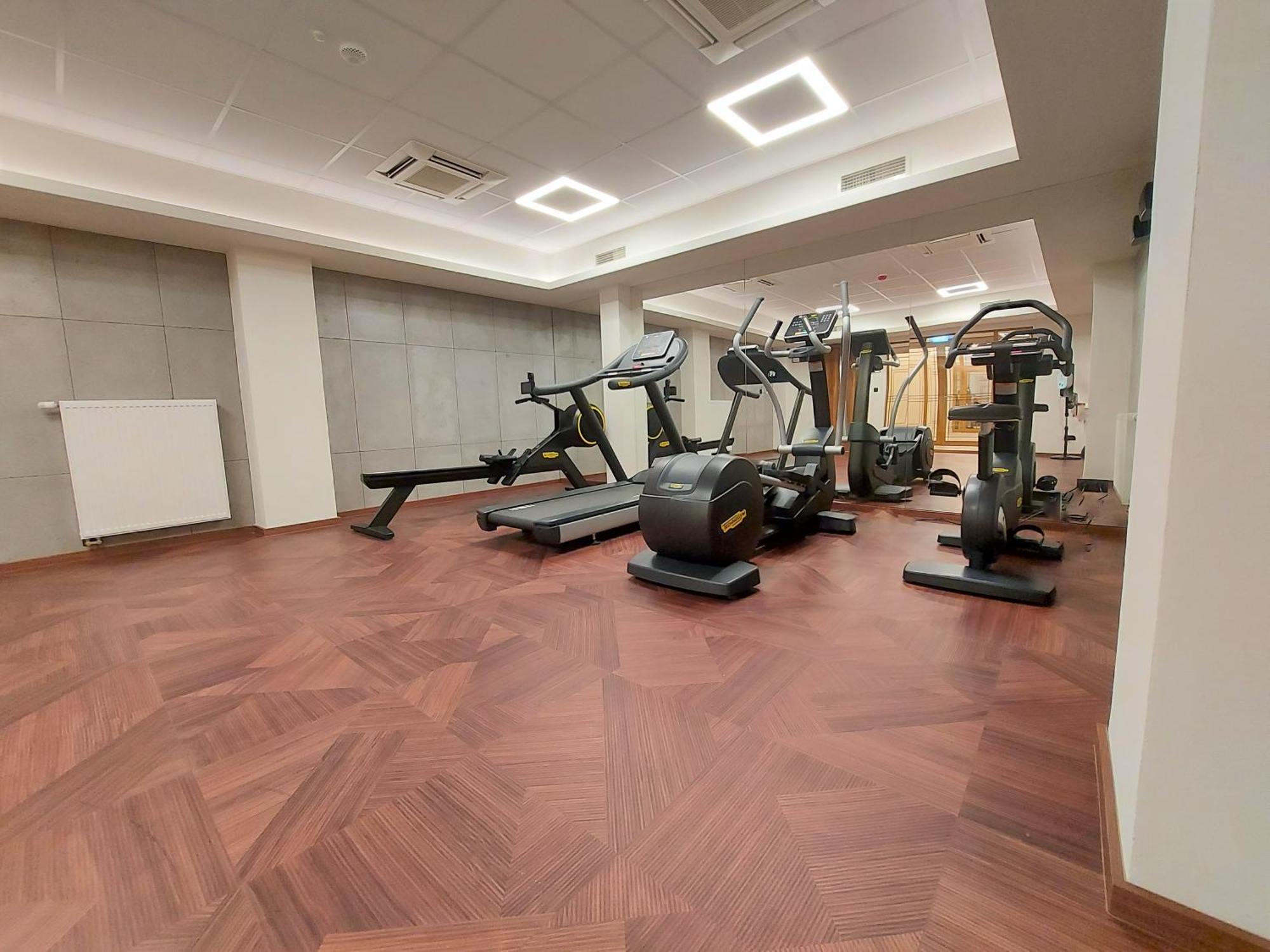 Sky Hotel Krakow Bagian luar foto