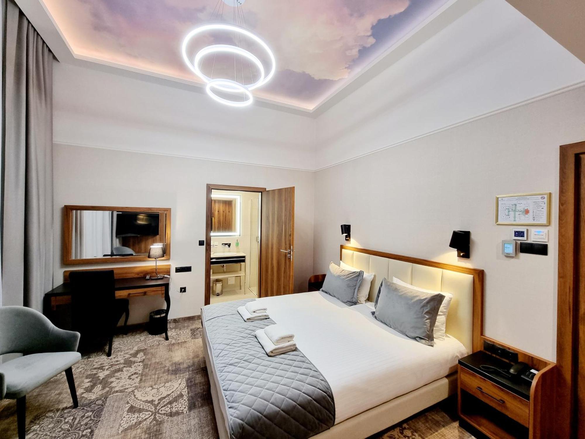 Sky Hotel Krakow Bagian luar foto